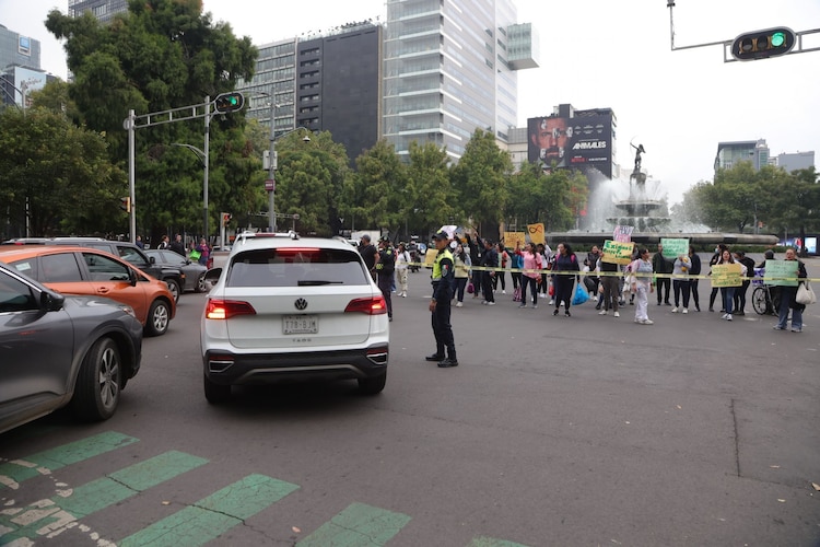 Un contingente de trabajadores del IMSS sobre Paseo de la Reforma