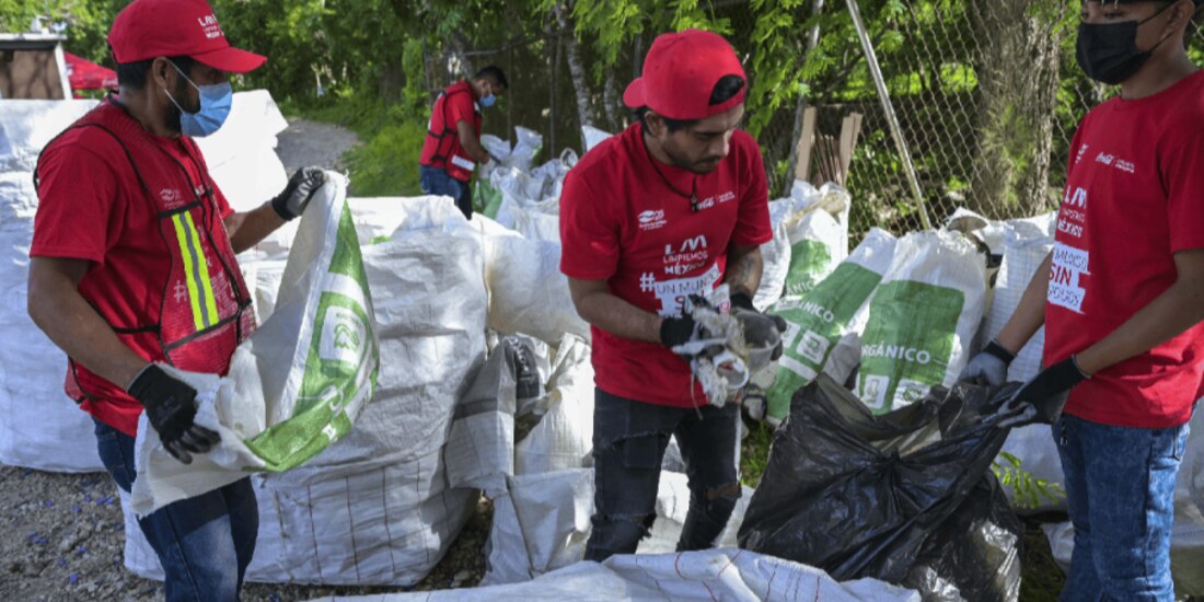 Brigadistas de Coca-Cola-FEMSA en actividades proambientales, en marzo pasado.