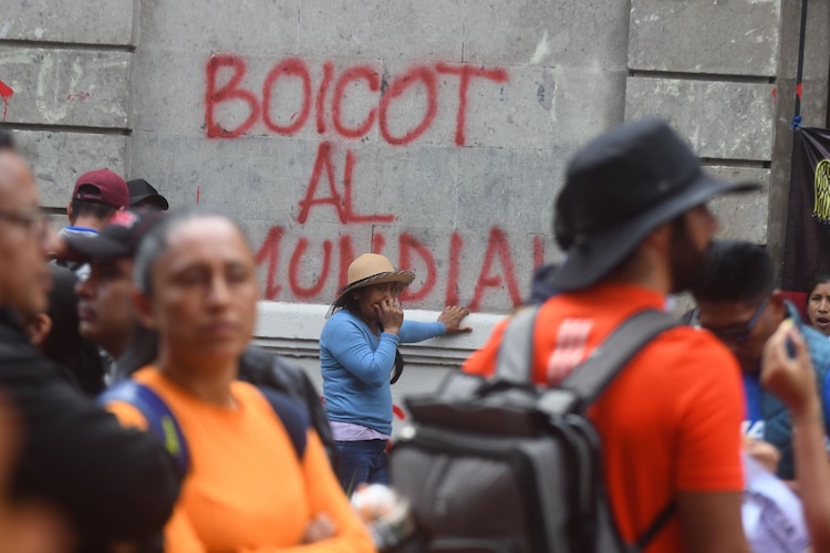 Integrantes de la CNTE en inmediaciones de la sede de la Segob, en CDMX.