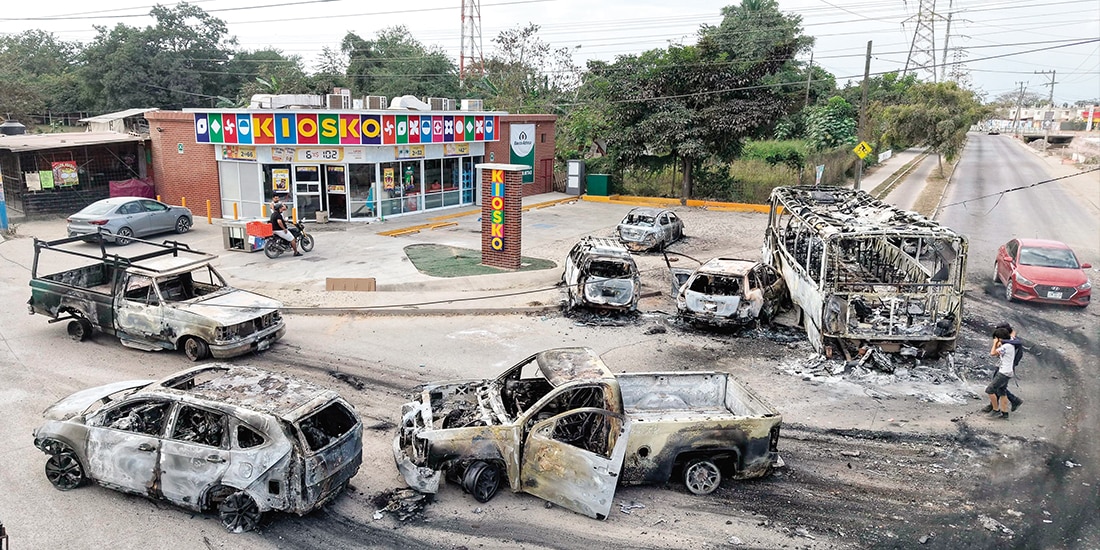 Vehículos quemados tras la muerte del capo, el 23 de febrero, en Puerto Vallarta.