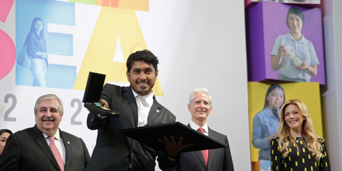 En la imagen, el actor Tenoch Huerta al recibir la presea Estado de México, ayer.