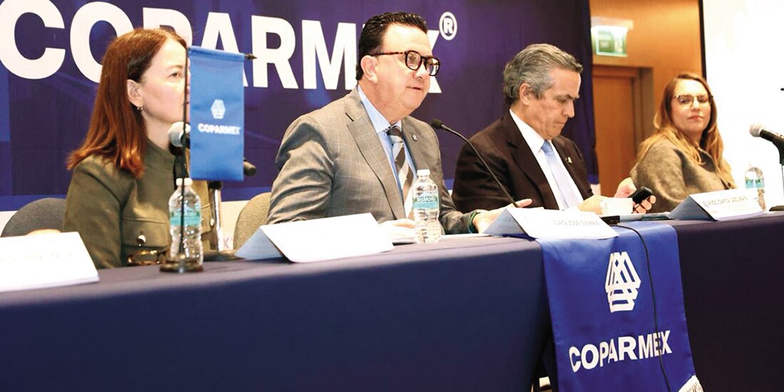 José Sierra Álvarez (c.), presidente de la Copamex, ayer