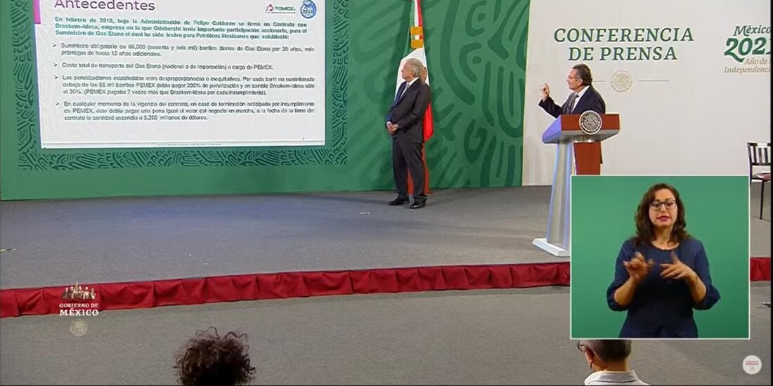 AMLO en la mañanera estuvo acompañado del director de Pemex, Octavio Romero, para hablar del caso Odebrecht.