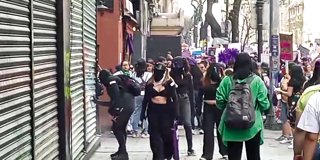 Un grupo de encapuchadas vandaliza un negocio, el 8M.