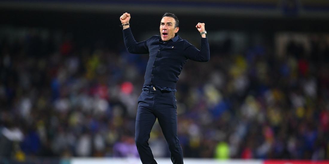Vicente Sánchez festeja un gol durante su etapa como entrenador de Cruz Azul.
