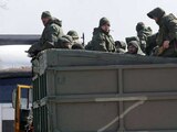 Los miembros del servicio de las tropas prorrusas se ven en el cuerpo de un camión durante el conflicto entre Ucrania y Rusia en una carretera cerca de la ciudad portuaria sitiada del sur de Mariupol, Ucrania, el 21 de marzo de 2022.