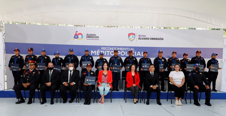 La alcaldesa de Álvaro Obregón, Lía Limón, durante la entrega de reconocimientos a elementos policiales de la demarcación.