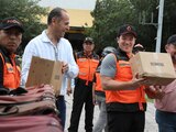 Samuel García supervisa reparto de ayuda humanitaria a comunidades afectadas por 'Alberto'.
