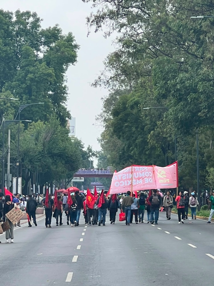 Contingentes regresan a Tasqueña, mientras otros insisten en llegar al Estadio Ciudad de México.