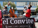 Músicos de jazz recorren la colonia Portales como parte del proyecto Jazz sobre ruedas.