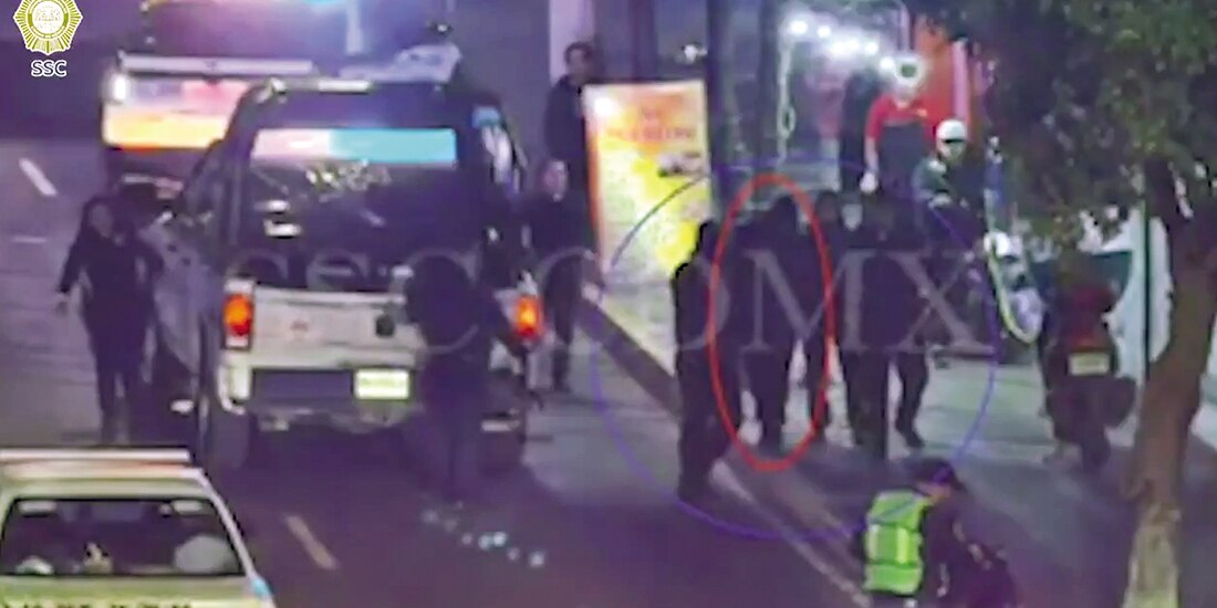 Tras una persecución, policías capturaron a Donovan “N” (rojo), en Iztapalapa.