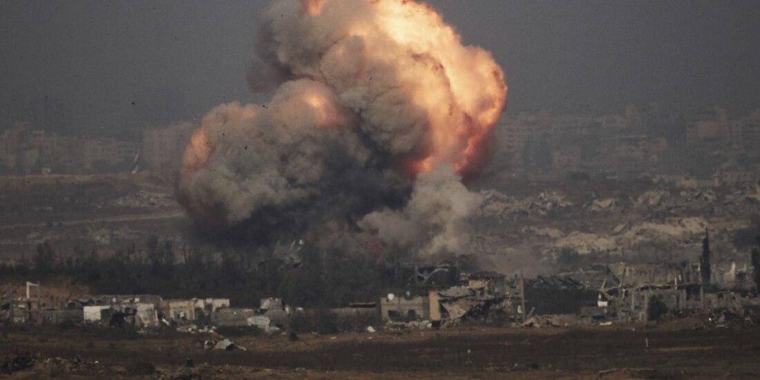 Humo y fuego se elevan al cielo tras un bombardeo del ejército israelí en el norte de la Franja de Gaza, el jueves.