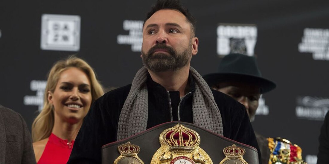 Óscar de la Hoya durante una conferencia de prensa.