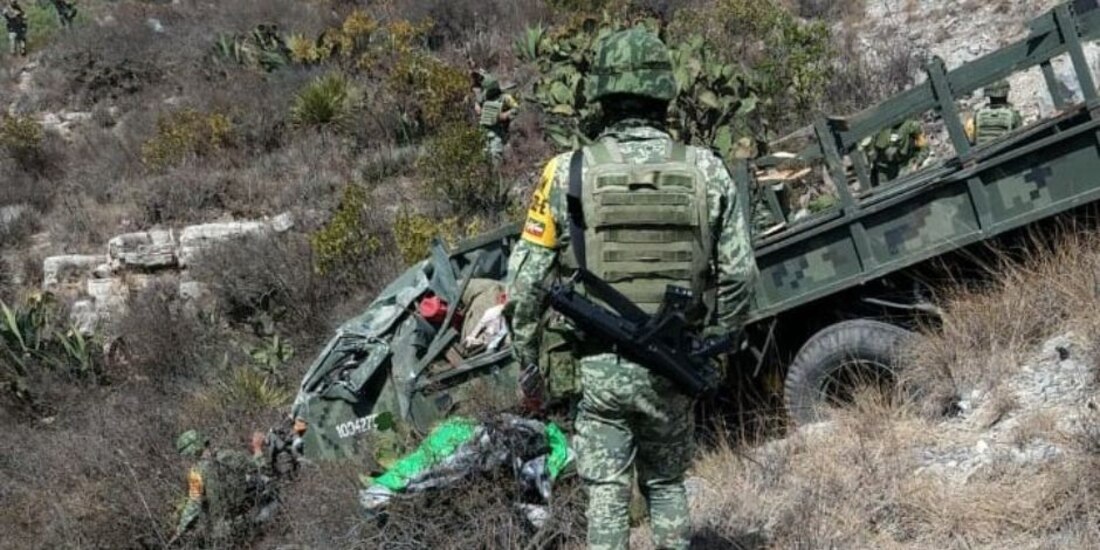 De acuerdo con los primeros reportes, la volcadura del camión dejó como saldo al menos 2 muertos y 25 lesionados..