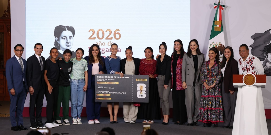 Presidenta Claudia Sheinbaum, integrantes de su gabinete y la jefa de Gobierno, Clara Brugada, entregan boletos para los juegos del Mundial en México a las ganadoras de la dinámica.