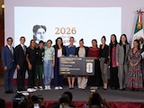 Presidenta Claudia Sheinbaum, integrantes de su gabinete y la jefa de Gobierno, Clara Brugada, entregan boletos para los juegos del Mundial en México a las ganadoras de la dinámica.