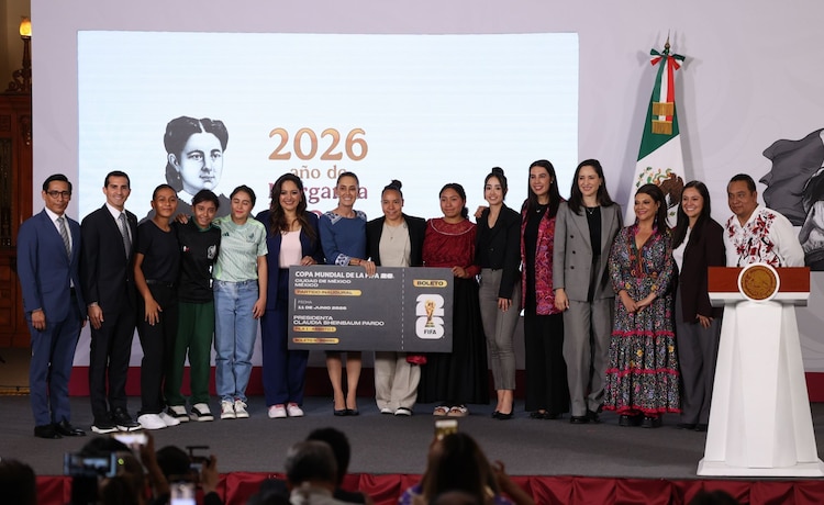 Sheinbaum dio su boleto a joven ganadora de concurso.