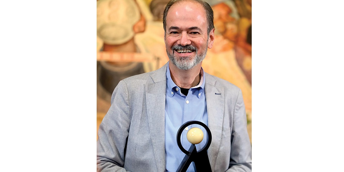 El también cronista al posar con su premio en Bellas Artes.