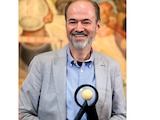 El también cronista al posar con su premio en Bellas Artes.