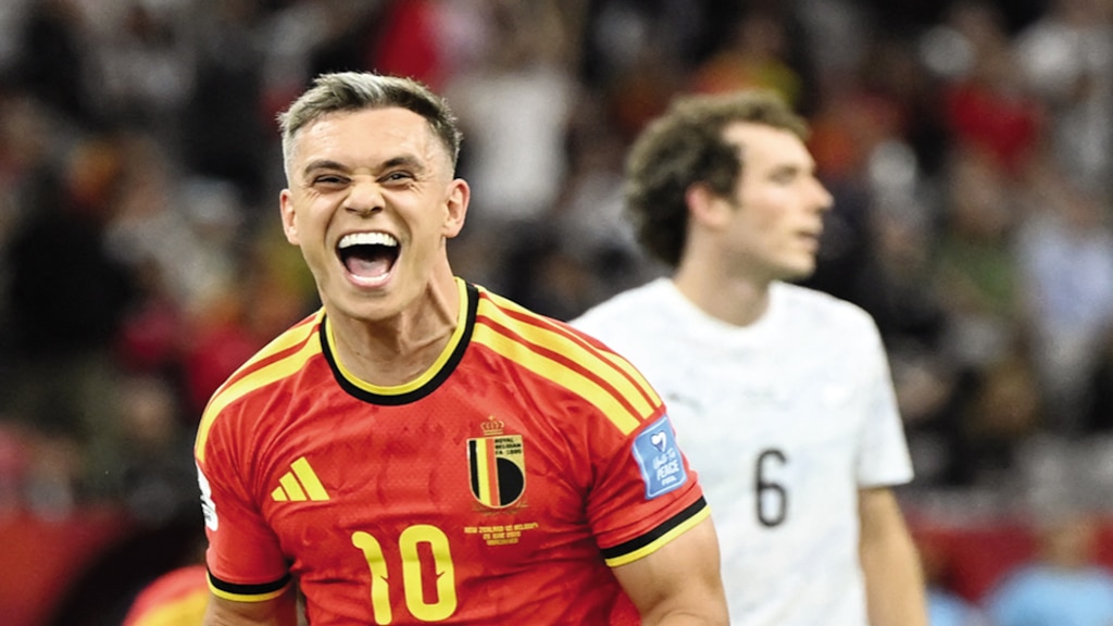 Leandro Trossard celebra uno de sus goles.