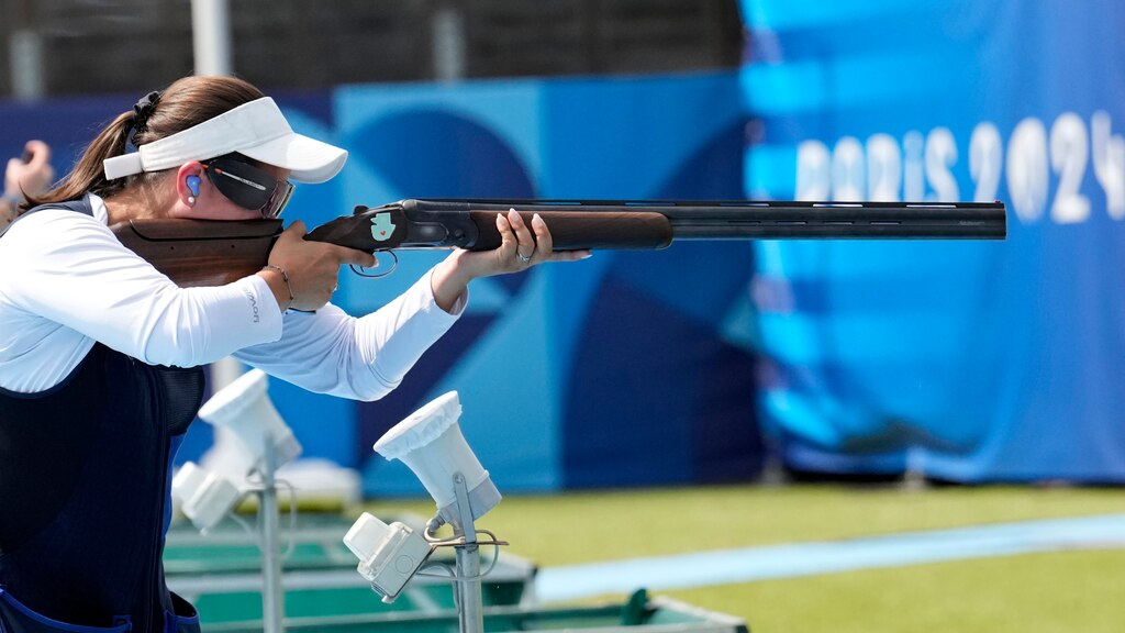 Adriana Ruano en la final de fosa femenil de tiro, ayer, en París.