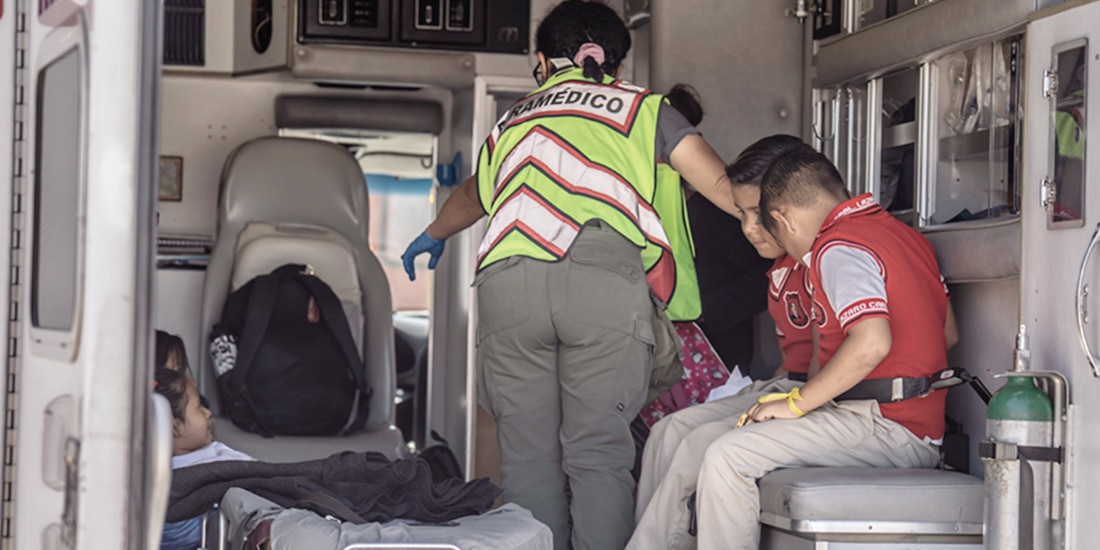 Elementos de emergencia acuden a las escuelas donde se presentaron intoxicación de alumnos el pasado viernes.