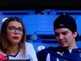 El momento en el que un seguidor del Monterrey fue captado con otra mujer durante el partido ante el Puebla en la Jornada 5 de la Liga MX.
