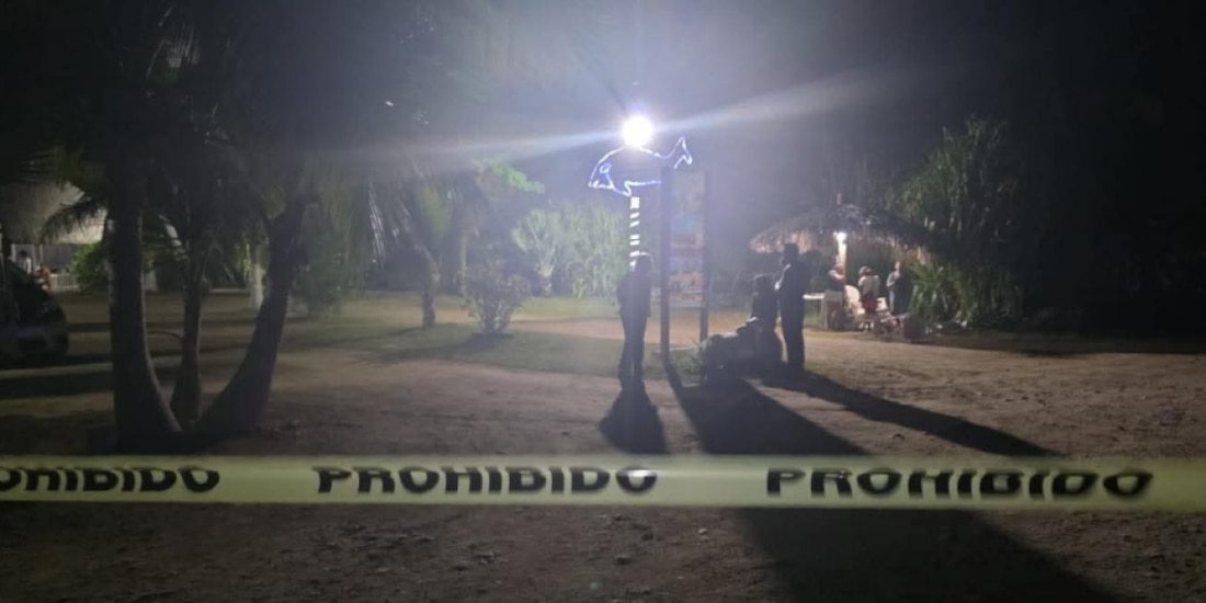 Policía y elementos de la Fiscalía acudieron al lugar de los hechos para atender ataque armado en restaurante en Barra Vieja.