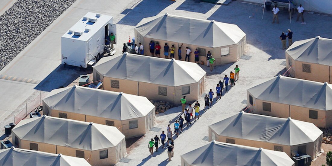 Un grupo de niños es vigilado en un centro de detención migrante en el poblado
de Tornillo, Texas.
