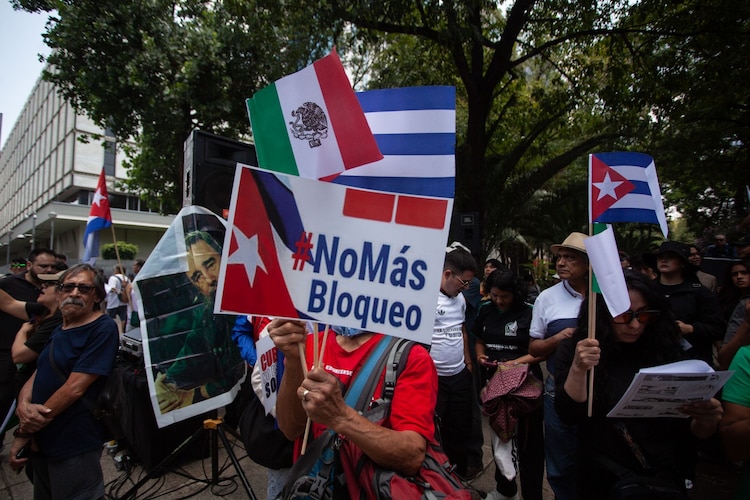 Una marcha en CDMX en contra del bloqueo estadounidense en Cuba.