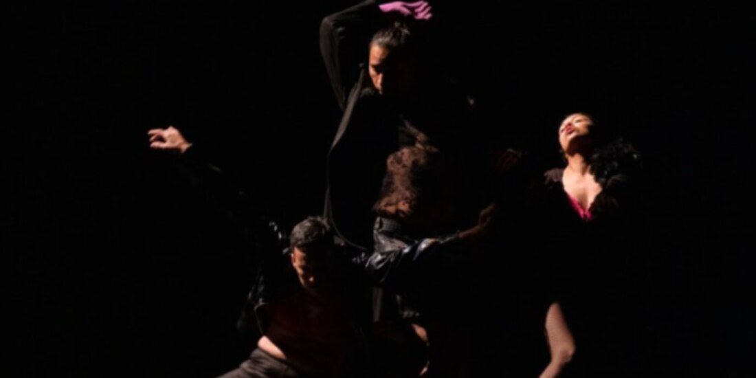 Los bailarines, en una escena del montaje dancístico que se presenta hoy