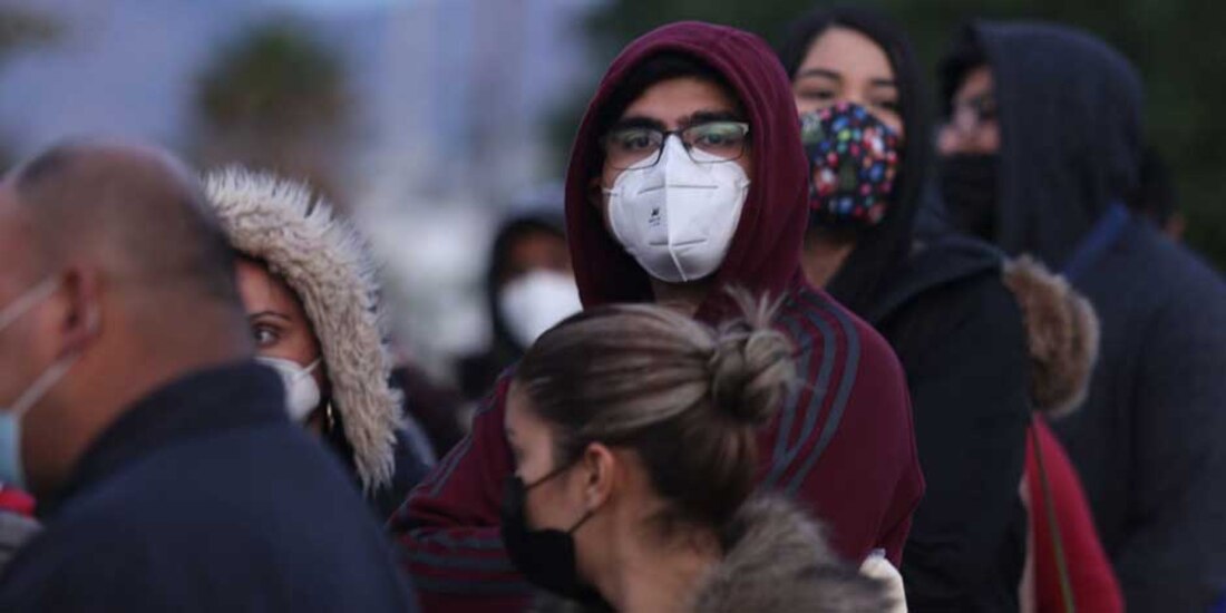 Largas filas de personas que buscan realizarse una prueba de COVID-19 se registran en distintos puntos del país