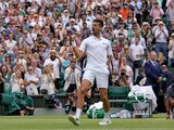 Novak Djokovic celebra tras vencer a Jannik Sinner en los cuartos de final de Wimbledon, el martes 5 de julio de 2022.