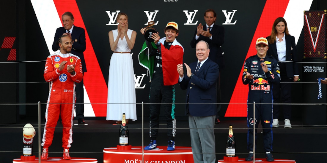 Andrea Kimi Antonelli levantando su título en Mónaco.