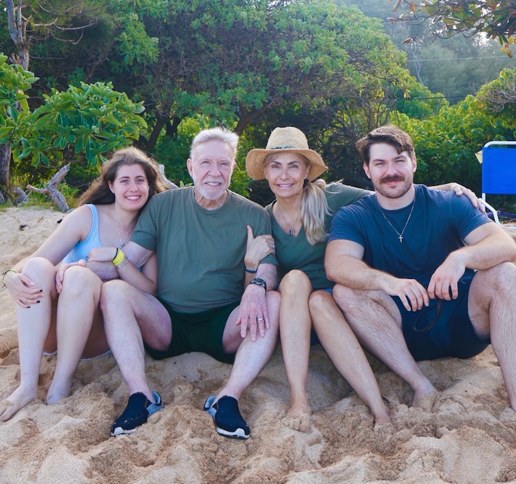 Chuck Norris con su esposa Gena y sus hijos gemelos Danielle y Dakota