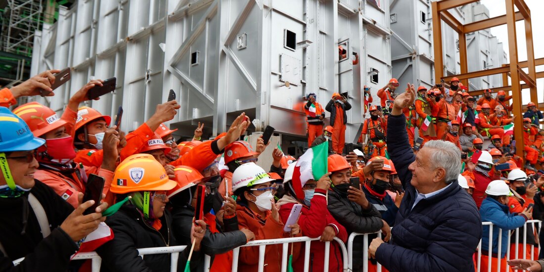 El Presidente Andrés Manuel López Obrador durante su visita de supervisión a la construcción de la planta coquizadora en la Refinería de Tula, Hidalgo