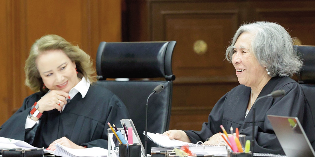 Las ministras Yasmín Esquivel y María Estela Ríos, en sesión del 11 de febrero.