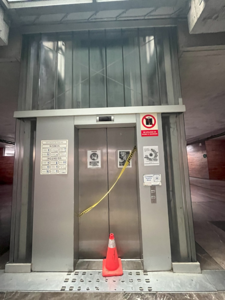 Uno de los elevadores sin servicio en la Biblioteca Vasconcelos.