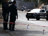 En la imagen, policías de Cuernavaca, junto a cartuchos percutidos que son señalizados con un par de vasos en una escena de crimen