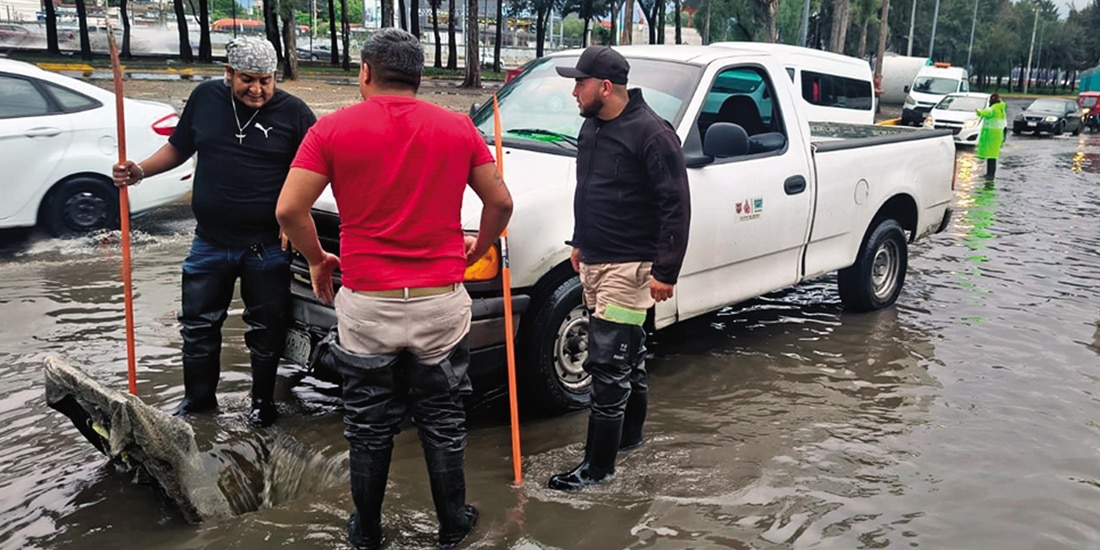 TRABAJADORES de Aguas destapan una coladera de Zaragoza, ayer