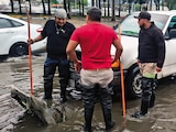 TRABAJADORES de Aguas destapan una coladera de Zaragoza, ayer