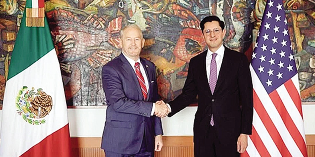 El canciller Roberto Velasco (der.) con el embajador de EU, Ronald Johnson, ayer, en reunión de seguridad.