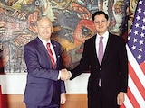 El canciller Roberto Velasco (der.) con el embajador de EU, Ronald Johnson, ayer, en reunión de seguridad.