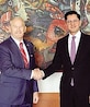 El canciller Roberto Velasco (der.) con el embajador de EU, Ronald Johnson, ayer, en reunión de seguridad.