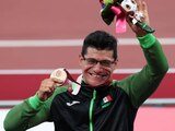 El atleta azteca, ayer, tras recibir su medalla del tercer lugar.