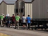 Personal de ICE traslada a niños arrestados, en Texas.