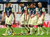Jugadores del América abandonan la cancha el sábado pasado.