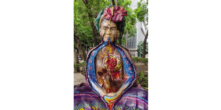 Intervención en otra figura de Frida.