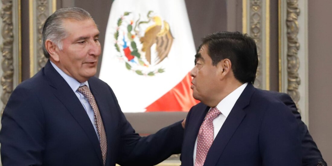 El titular de Segob (izq.) reconoció el trabajo del gobernador de Puebla, Miguel Barbosa, en materia de seguridad, ayer.