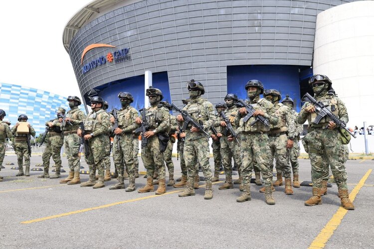 Elementos del Ejército se suman a seguridad en el estadio Cuauhtémoc.